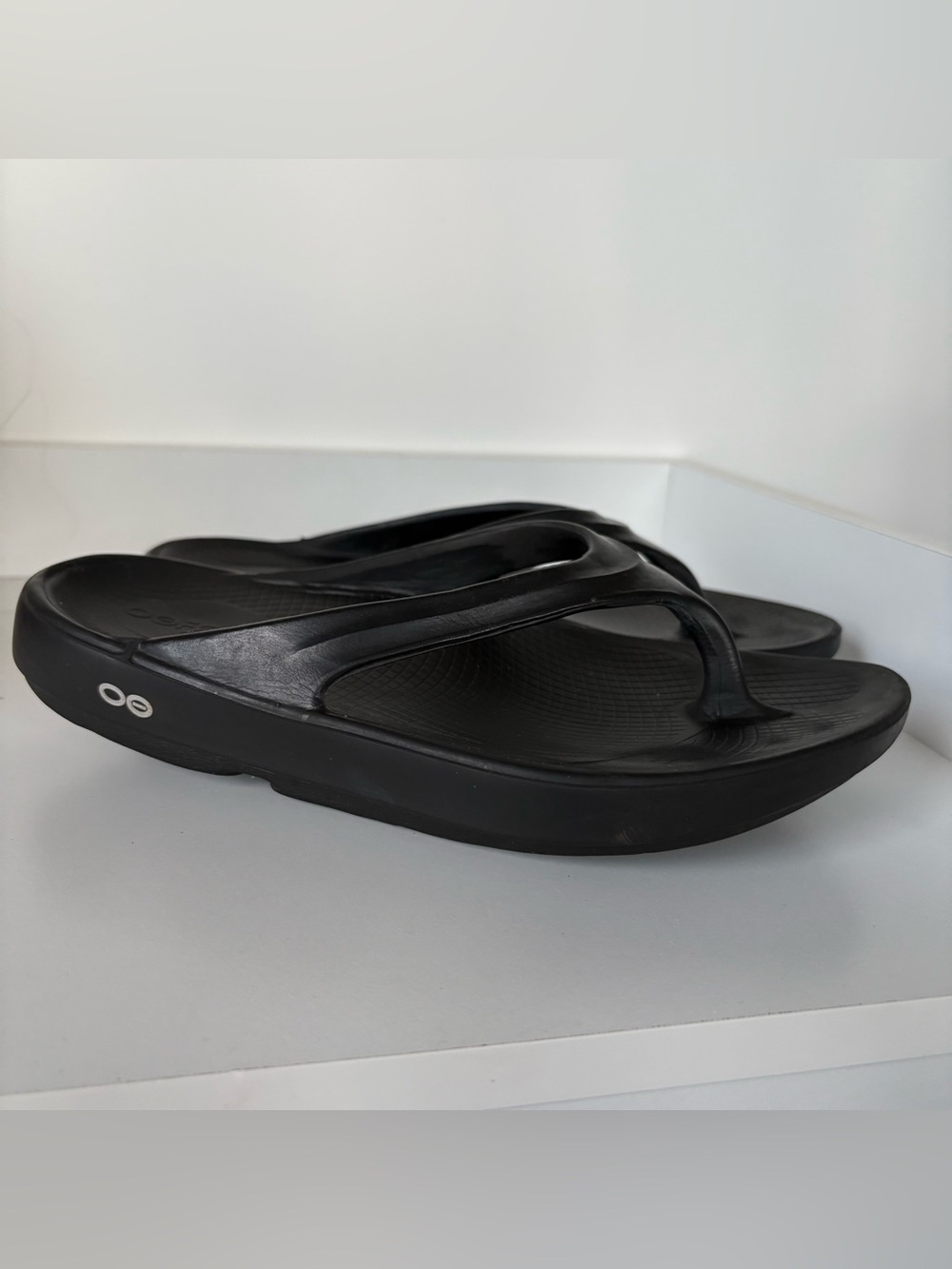 OOFOS OOlala Black Recovery Sandals Flip Flops Size W8 / EU 39